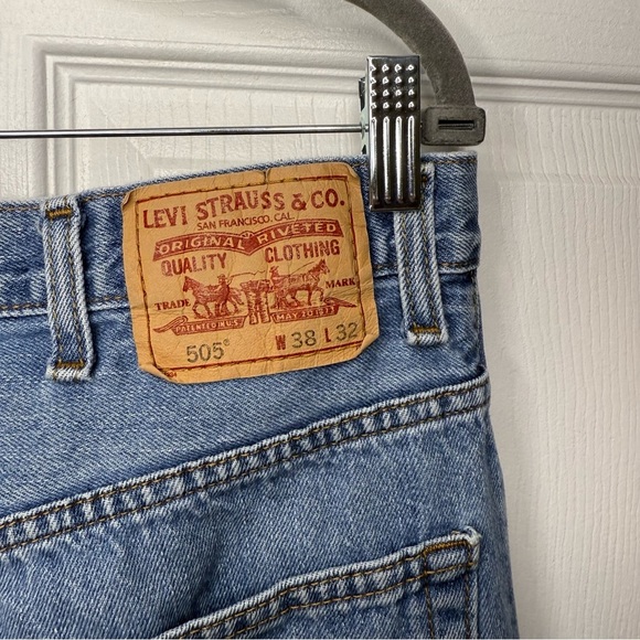 Levi’s Regular Fit Light Wash Men’s 505 Jeans Classic Denim Size 38 W 32 L GUC - Picture 2 of 7